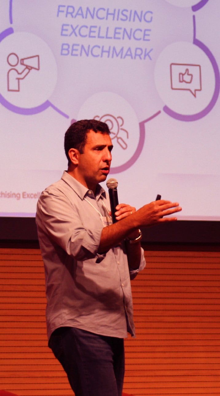 Palestrante apresentando o Franchising Excellence Benchmark