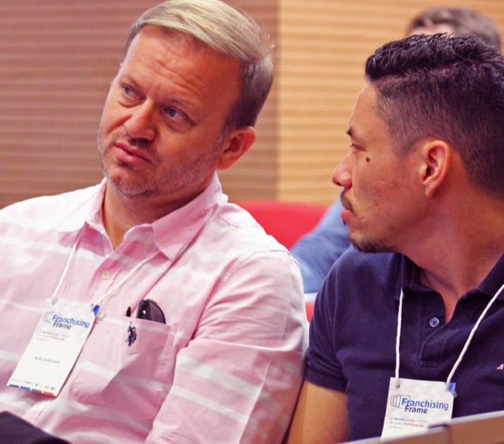 Dois participantes conversando durante o Encontro Executivo de Benchmarking