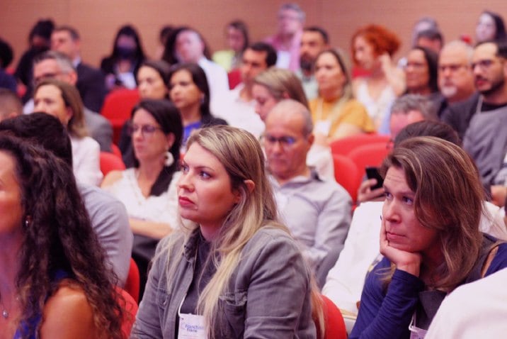 Executivas e executivos de franqueadoras acompanhando a apresentação