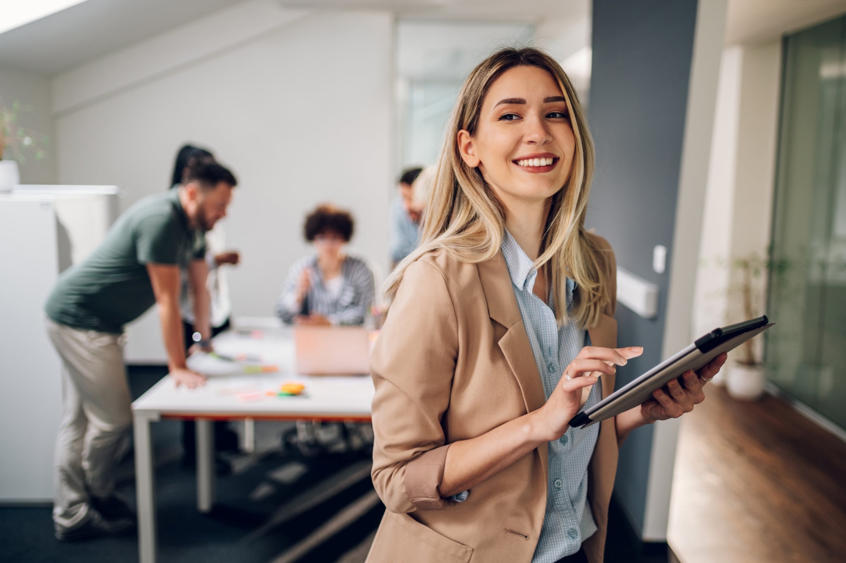 Consultora da Praxis Business analisando indicadores de gestão